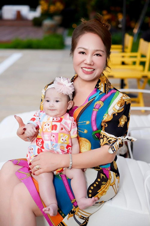 Năm 2024, Lý Thùy Chang hài hước chúc mẹ ruột: "Bà bớt xây dựng thêm công trình bên Anh để dành thời gian về Việt Nam tĩnh dưỡng bên con cháu". Ảnh: FB Lý Thùy Chang.