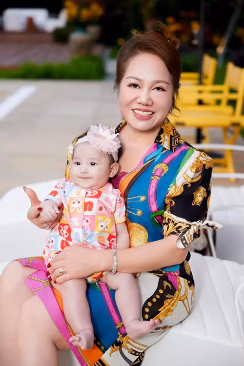 Năm 2024, Lý Thùy Chang hài hước chúc mẹ ruột: "Bà bớt xây dựng thêm công trình bên Anh để dành thời gian về Việt Nam tĩnh dưỡng bên con cháu". Ảnh: FB Lý Thùy Chang.