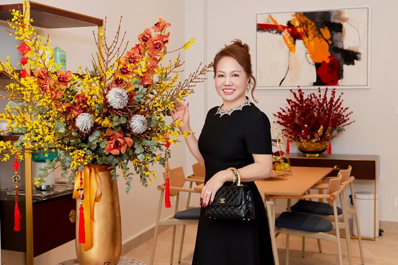 Mẹ ruột của Lý Thùy Chang thường xuyên sử dụng đồ hiệu.