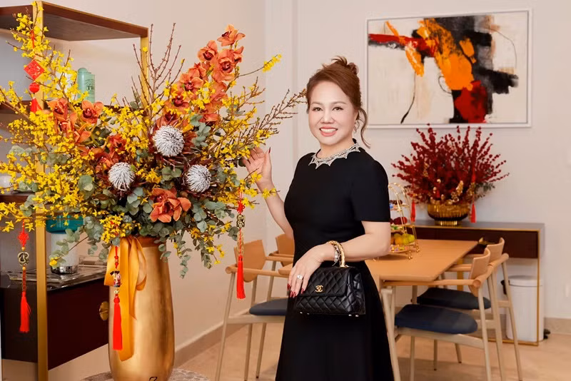 Mẹ ruột của Lý Thùy Chang thường xuyên sử dụng đồ hiệu.