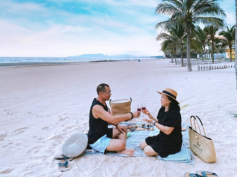 Bố mẹ Hòa Minzy hiện tại sống thảnh thơi, thường xuyên đi du lịch. Ảnh: FB Vũ Thị Liên.