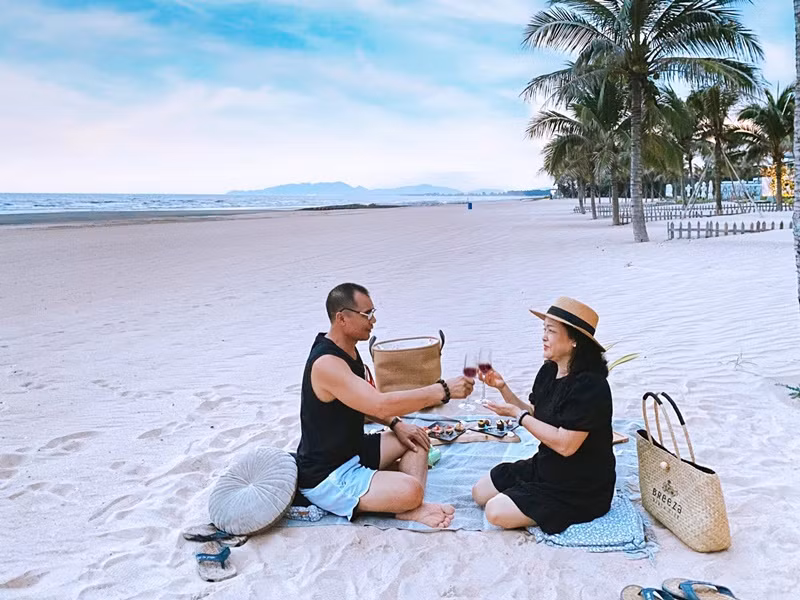 Bố mẹ Hòa Minzy hiện tại sống thảnh thơi, thường xuyên đi du lịch. Ảnh: FB Vũ Thị Liên.