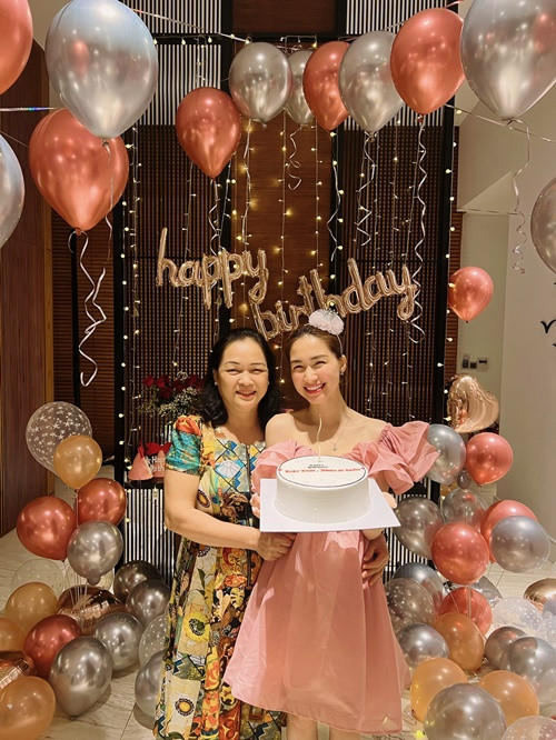 Chia sẻ trên Vietnamnet, bà Liên thừa nhận Hòa Minzy là trụ cột kinh tế lo cho gia đình. “Với Hòa, nếu anh chị và các cháu khó khăn em sẽ lo hết, không phân biệt ai”, bà nói. Ảnh: FB Vũ Thị Liên.