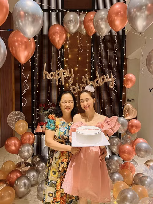 Chia sẻ trên Vietnamnet, bà Liên thừa nhận Hòa Minzy là trụ cột kinh tế lo cho gia đình. “Với Hòa, nếu anh chị và các cháu khó khăn em sẽ lo hết, không phân biệt ai”, bà nói. Ảnh: FB Vũ Thị Liên.