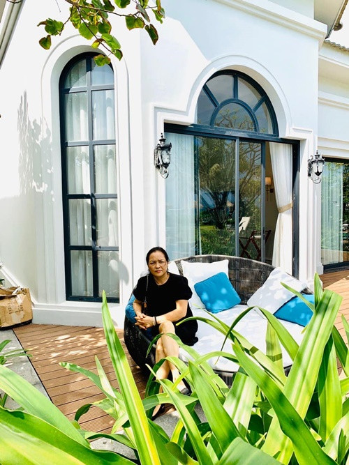 Bà Vũ Thị Liên - mẹ Hòa Minzy khoe nghỉ dưỡng sang chảnh ở Nha Trang năm 2019. Ảnh: FB Vũ Thị Liên.
