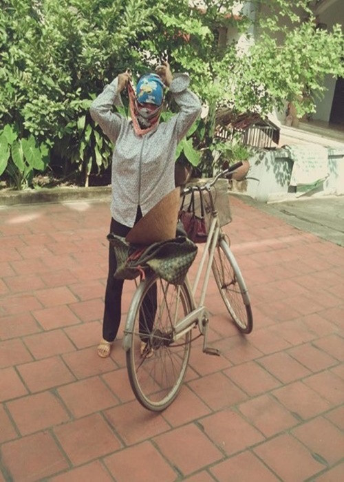 Khi bố Hòa Minzy mới xây dựng công ty, mẹ nữ ca sĩ làm nấu ăn. “5h sáng mẹ ra đồng làm hết công việc đồng áng. Sau đó 8h sáng đạp xe 10km lên công ty nấu ăn cho 100 công nhân chiều tối lại đạp xe về mang cơm thức ăn còn dư ở công ty cho các con ăn ngon. Ngày hè không sao, đến khi gió mùa về, mưa dông vẫn đạp xe ngày qua ngày”, Hòa Minzy kể. Ảnh: Dân Việt.