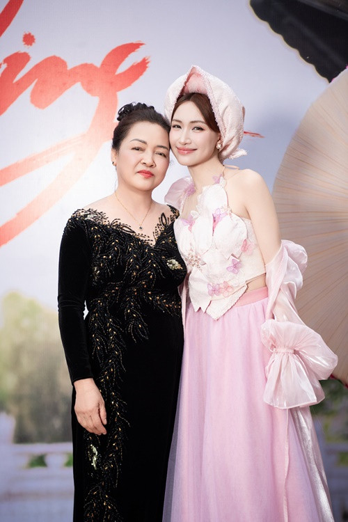 Bà Vũ Thị Liên luôn mong Hòa Minzy thành công trong sự nghiệp. Mẹ luôn đứng sau con, yên tâm con nhé”, bà Liên chia sẻ. Ảnh: Vietnamnet.