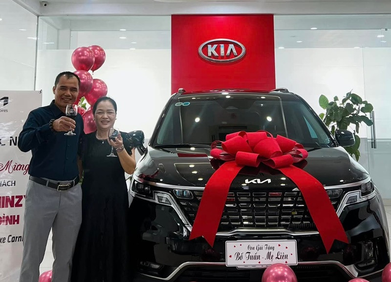 Không chỉ xây nhà, Hòa Minzy còn mua ô tô 2 tỷ cho bố mẹ. Ảnh: FB Hòa Minzy.