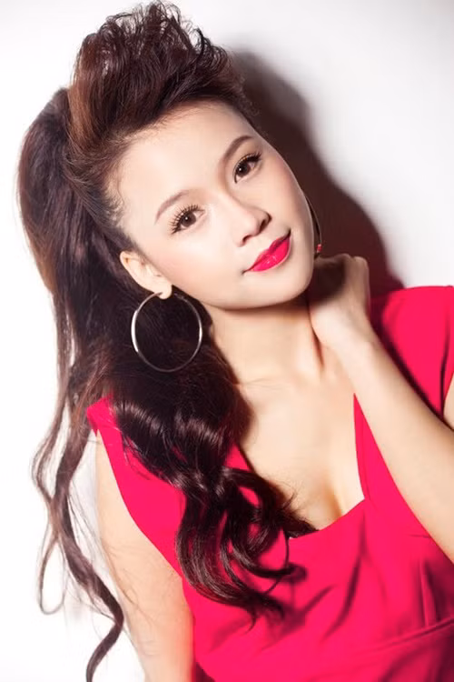 Hot girl sinh năm 1990 sở hữu gương mặt xinh xắn, theo đuổi phong cách ngọt ngào, trẻ trung.