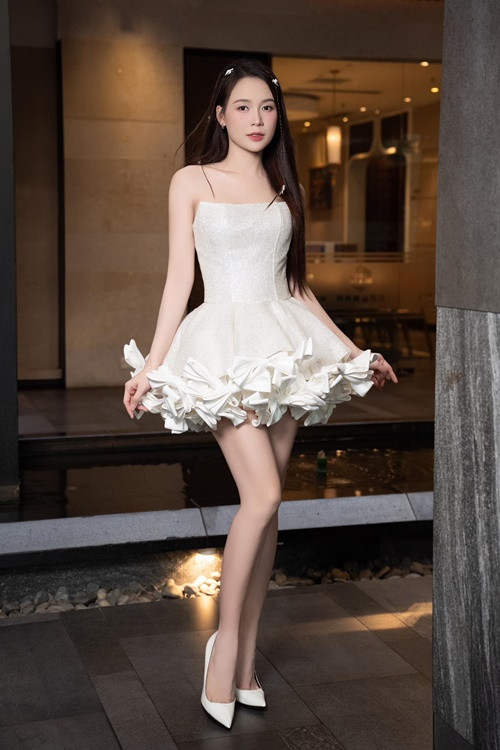 Sau 3 tháng sinh hai con, Sam giảm 20 kg. Nhiều người khen ngợi cô sở hữu vẻ đẹp mặn mà từ khi làm mẹ.