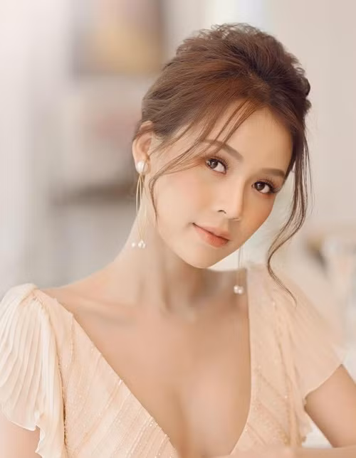 Nữ người mẫu ăn mặc sành điệu, quyến rũ hơn.