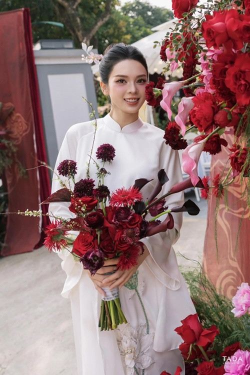 Quỳnh Lương dùng bó hoa che bụng bầu. Ảnh: VOV.