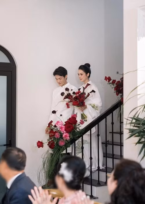 Tiến Phát và Quỳnh Lương sánh đôi trong ngày trọng đại. Nhiều người khen ngợi cả hai có tướng phu thê. Ảnh: Dân Việt.