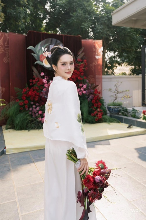 Nữ diễn viên diện áo trắng thêu hoạ tiết hoa sen trong ngày trọng đại. Ảnh: VOV.