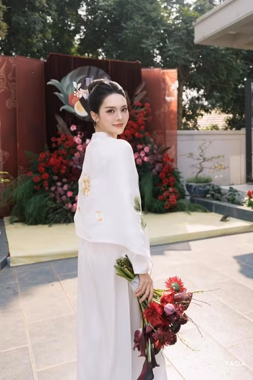 Nữ diễn viên diện áo trắng thêu hoạ tiết hoa sen trong ngày trọng đại. Ảnh: VOV.