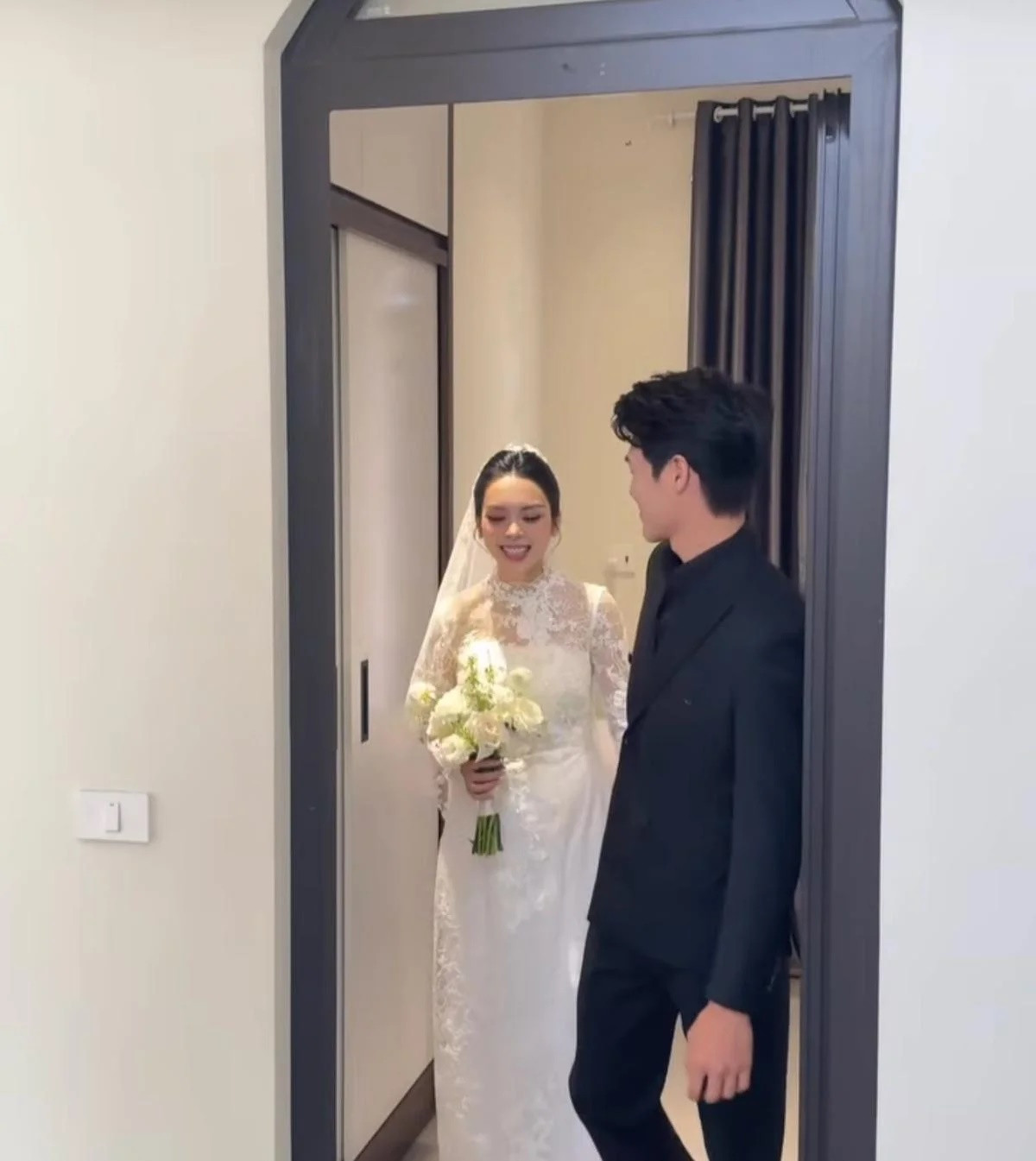 Quỳnh Lương và Tiến Phát thay trang phục. Trong khi chú rể diện vest, cô dâu mặc váy cưới ren. Ảnh: Saostar.