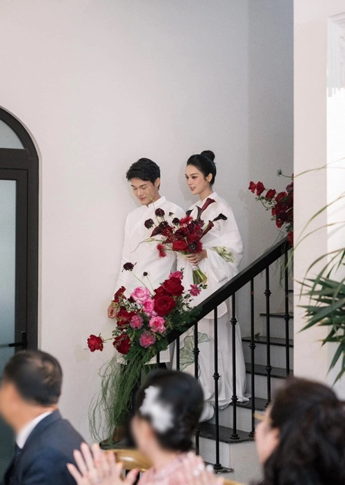 Tiến Phát và Quỳnh Lương sánh đôi trong ngày trọng đại. Nhiều người khen ngợi cả hai có tướng phu thê. Ảnh: Dân Việt.