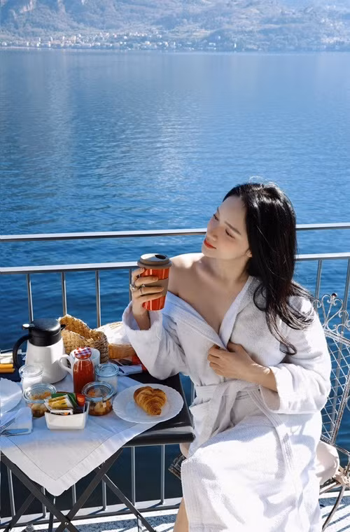 Mỹ nhân chuyển giới buông áo hờ hững, khoe vai trần nuột nà. Ảnh: FB Hương Giang.