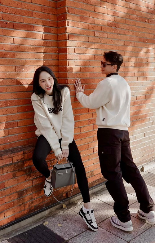 Cách đây không lâu, khi vướng nghi vấn lộ video hôn Phú Cường, Hương Giang cho biết, đoạn clip là sản phẩm cắt ghép. Ảnh: FB Hương Giang.