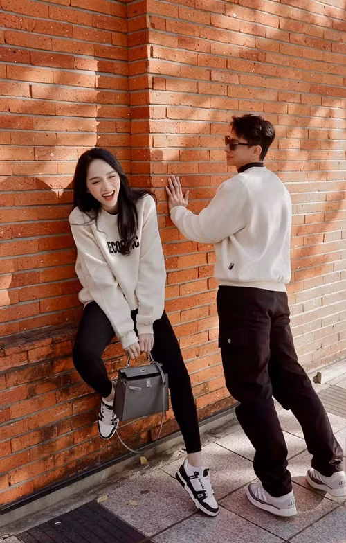 Cách đây không lâu, khi vướng nghi vấn lộ video hôn Phú Cường, Hương Giang cho biết, đoạn clip là sản phẩm cắt ghép. Ảnh: FB Hương Giang.