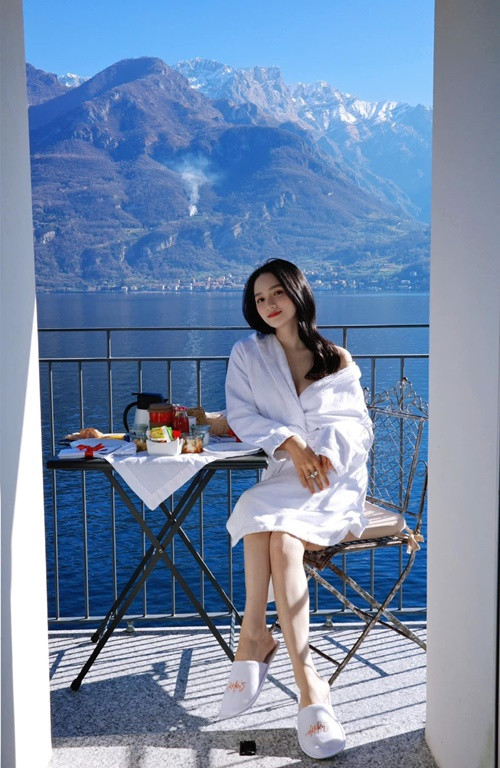 Mới đây, Hoa hậu Hương Giang tung loạt ảnh gợi cảm với áo choàng tắm khi nghỉ dưỡng ở Italy. Ảnh: FB Hương Giang.