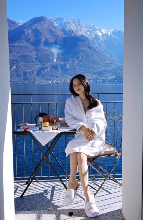 Mới đây, Hoa hậu Hương Giang tung loạt ảnh gợi cảm với áo choàng tắm khi nghỉ dưỡng ở Italy. Ảnh: FB Hương Giang.