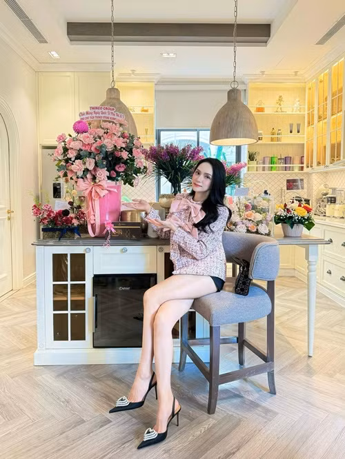 Tuổi 34, nữ ca sĩ đang sở hữu khối tài sản đáng mơ ước gồm biệt thự 10 tỷ, 4 chiếc xe hơi, vô số đồ hiệu. Ảnh: FB Hương Giang.