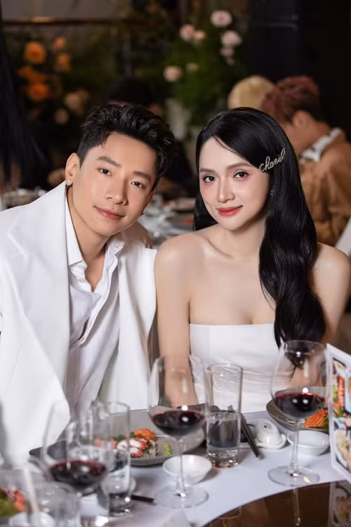 Hương Giang vướng nghi vấn hẹn hò với Phú Cường từ năm 2024. Tin đồn bắt nguồn khi Phú Cường tham gia các phiên livestream bán hàng cùng Hương Giang và thường đưa nữ ca sĩ xinh đẹp đi dự sự kiện. Ảnh: FB Hương Giang.