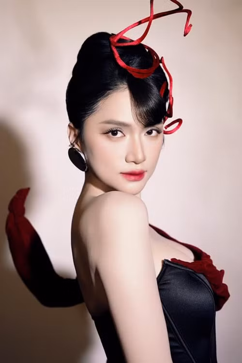 Giọng ca sinh năm 1991 chuộng váy áo khoe vòng một. Ảnh: FB Hương Giang.