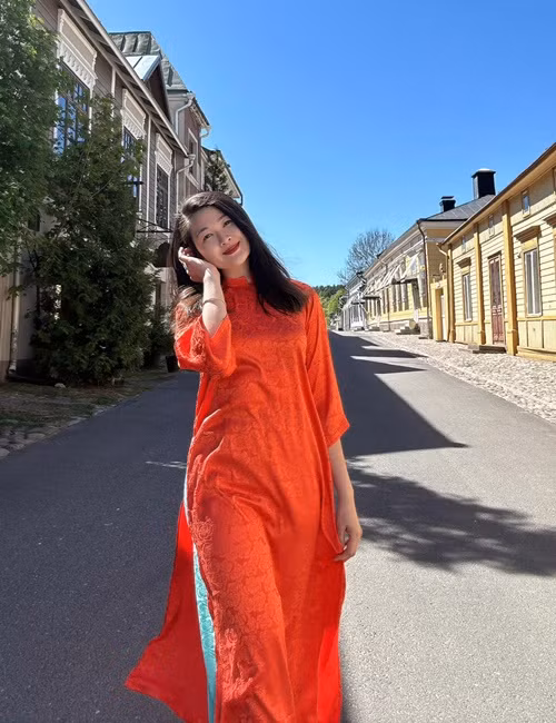 "Cảm giác khi nấu ăn xong rồi lại rửa chén dọn dẹp lau chùi căn bếp sạch sẽ bóng loáng dù cái lưng mỏi ơi là mỏi, cái chân thì căng cứng vì đứng quá lâu, mình lại rất phấn chấn và dễ chịu", Mạc Anh Thư viết.