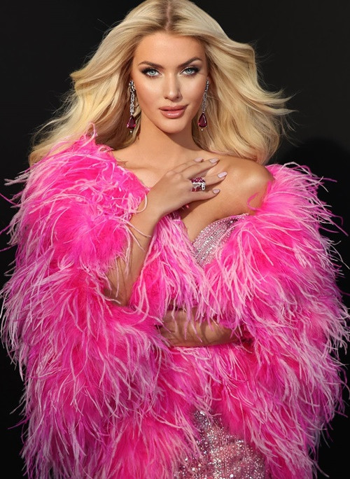 Victoria cao 1m72, sở hữu gương mặt xinh đẹp với đôi mắt xanh, bờ môi quyến rũ, mái tóc vàng óng ả. Ảnh: Fanpage Miss Universe.