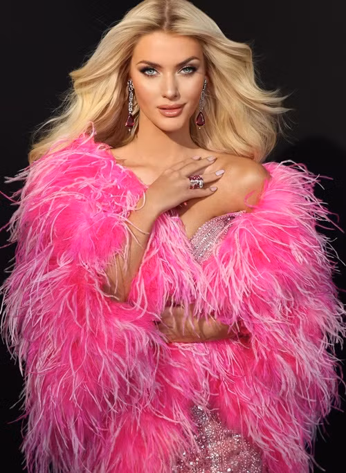 Victoria cao 1m72, sở hữu gương mặt xinh đẹp với đôi mắt xanh, bờ môi quyến rũ, mái tóc vàng óng ả. Ảnh: Fanpage Miss Universe.