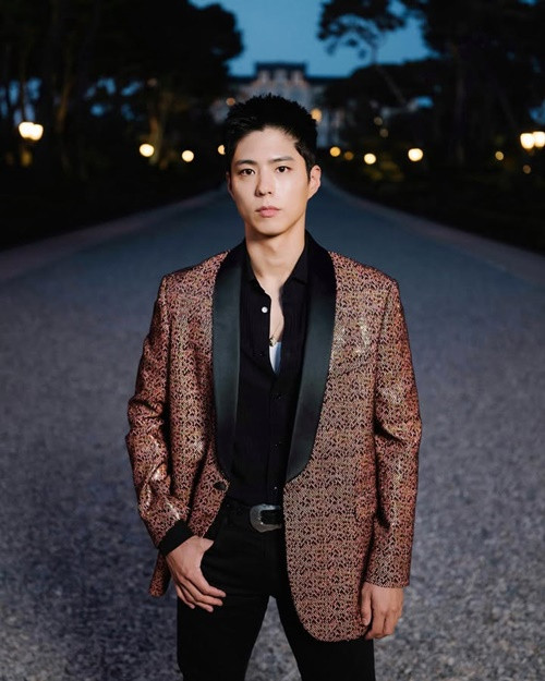 Park Bo Gum được khen ngợi khi giúp fan đưa thư tay, hoa cho cho V (BTS) và Lisa (BlackPink) tại một sự kiện. Ảnh: Instagram Park Bo Gum.