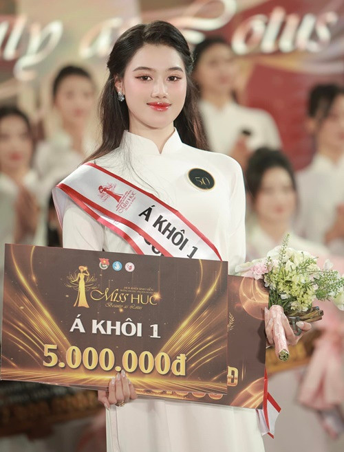 Thanh Vân đẹp dịu dàng khi diện áo dài trong cuộc thi Hoa khôi Sinh viên Đại học Văn hóa Hà Nội - Miss HUC 2024. Ảnh FB Thanh Vân.