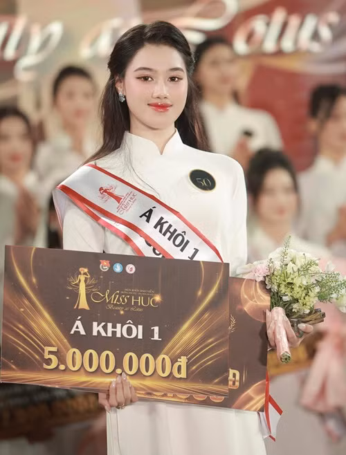 Thanh Vân đẹp dịu dàng khi diện áo dài trong cuộc thi Hoa khôi Sinh viên Đại học Văn hóa Hà Nội - Miss HUC 2024. Ảnh FB Thanh Vân.