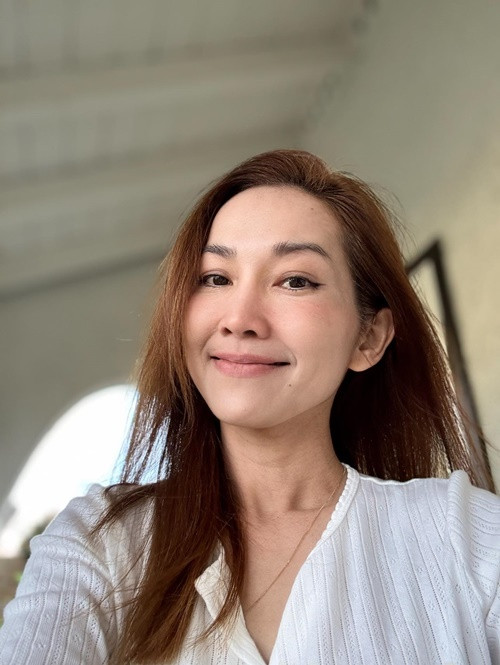 Kim Hiền đang sống trong một ngôi nhà có khu vườn rộng. Nữ diễn viên phim Dốc tình tự tay trồng, chăm sóc nhiều loại cây ăn trái và hoa khác nhau. Ảnh: FB Kim Hiền.