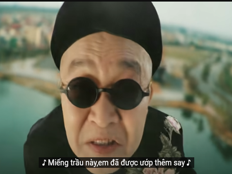 "Tôi cứ bắt chước các cụ ngày xưa thôi. Các cụ rap đến đâu thì mình rap đến đó, việc gì phải tập luyện”, ông cho biết. Ảnh chụp màn hình.