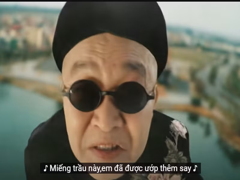 "Tôi cứ bắt chước các cụ ngày xưa thôi. Các cụ rap đến đâu thì mình rap đến đó, việc gì phải tập luyện”, ông cho biết. Ảnh chụp màn hình.