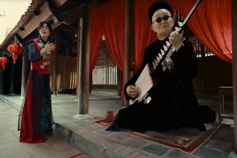 “Việc làm chú Xuân Hinh khổng lồ tạo ra hình ảnh chú như một tượng đài, và Tuấn như một hậu bối tới thỉnh giáo và học hỏi chú. Điều này thể hiện tinh thần cầu thị, kính cẩn với tiền bối, và được thể hiện qua diễn xuất của Tuấn khi liên tục cúi mình và kết thúc màn đối đáp cúi chào cảm tạ chú”, đạo diễn Nhu Đặng cho biết thêm. Ảnh chụp màn hình.