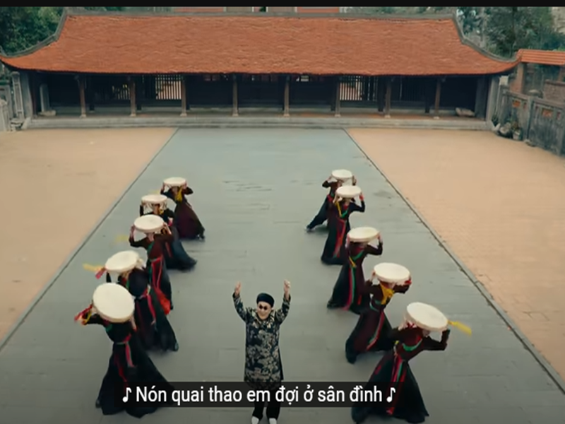 Khi tham gia dự án âm nhạc của Hòa Minzy, Xuân Hinh phải trình diễn rap nhưng ông không tập luyện gì trước. Ảnh chụp màn hình.