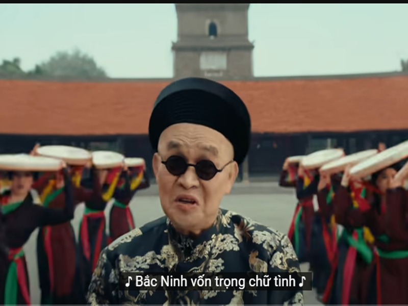 Nữ ca sĩ Hòa Minzy đã mời nghệ sĩ Xuân Hinh tham gia MV Bắc Bling. Khi ra mắt, MV nhanh chóng gây sốt bởi màn rap của Xuân Hinh. Chia sẻ trên Dân Việt, nghệ sĩ Xuân Hinh cho biết, trong nghệ thuật truyền thống có những đoạn nói chữ mà không có nhạc chính là rap. Ngày xưa diễn chèo, ông phải đọc những đoạn rap rất dài. Ảnh chụp màn hình.