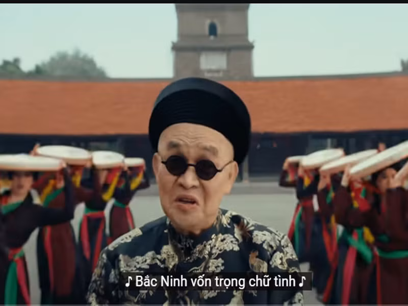 Nữ ca sĩ Hòa Minzy đã mời nghệ sĩ Xuân Hinh tham gia MV Bắc Bling. Khi ra mắt, MV nhanh chóng gây sốt bởi màn rap của Xuân Hinh. Chia sẻ trên Dân Việt, nghệ sĩ Xuân Hinh cho biết, trong nghệ thuật truyền thống có những đoạn nói chữ mà không có nhạc chính là rap. Ngày xưa diễn chèo, ông phải đọc những đoạn rap rất dài. Ảnh chụp màn hình.