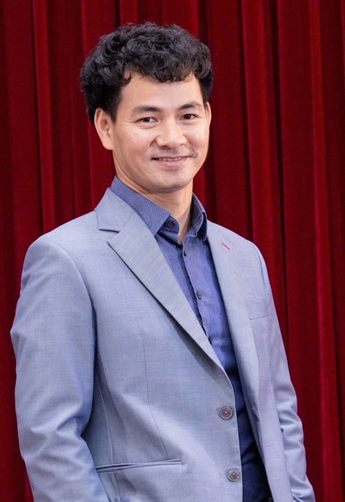 2 nghệ sĩ Xuân Bắc và Tự Long đều khen ngợi MV Bắc Bling của Hòa Minzy. "Vừa xem Bắc Bling. Có Hòa có cả Xuân Hinh tuyệt vời. Anh Hinh bắn rap...úi giời. Hòa xinh, hát giỏi... đúng người Bắc Ninh! Xin hết!", NSND Xuân Bắc viết. Ảnh: Hà Nội Mới.