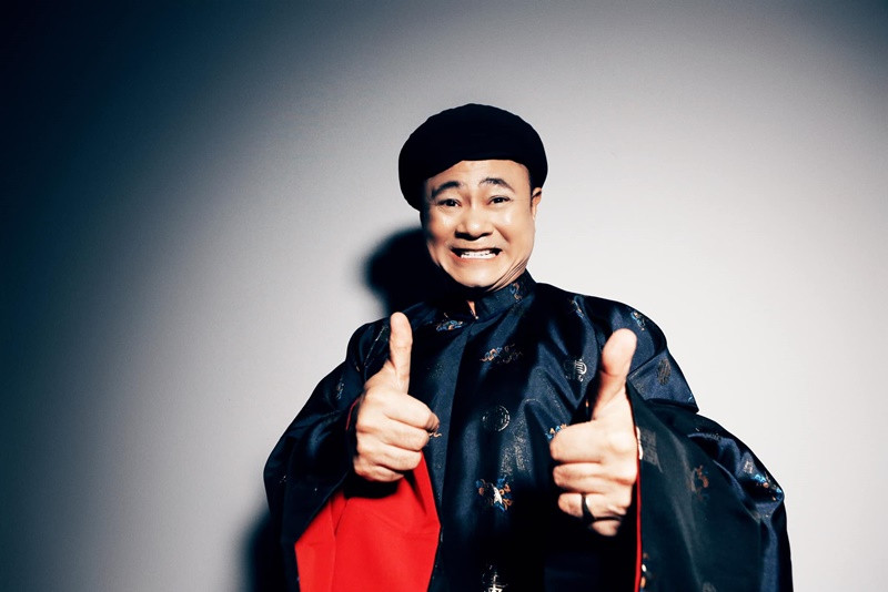 Tự Long cho biết: "Thật tiếc quá đi thôi khi mình không thể về Bắc Ninh dự buổi ra mắt MV của cô nàng ca sĩ đồng hương Hòa Minzy. Hôm qua xem MV thấy nhiều miền ký ức vọng về trong một không gian âm nhạc tươi trẻ và mang đậm hơi thở đồng quê của mình. Nhiều bạn hỏi mình có cảm xúc gì? Rất tự hào về cô ca sĩ ấy và tự hào về miền quê ấy”. Ảnh: FB Tự Long.