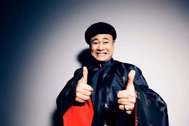 Tự Long cho biết: "Thật tiếc quá đi thôi khi mình không thể về Bắc Ninh dự buổi ra mắt MV của cô nàng ca sĩ đồng hương Hòa Minzy. Hôm qua xem MV thấy nhiều miền ký ức vọng về trong một không gian âm nhạc tươi trẻ và mang đậm hơi thở đồng quê của mình. Nhiều bạn hỏi mình có cảm xúc gì? Rất tự hào về cô ca sĩ ấy và tự hào về miền quê ấy”. Ảnh: FB Tự Long.