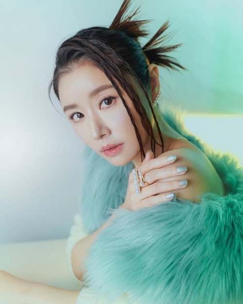 Lâm Tâm Như chia sẻ, cô chấp nhận việc không còn trẻ trung khi bước sang tuổi U50. Ảnh: Instagram Lâm Tâm Như.