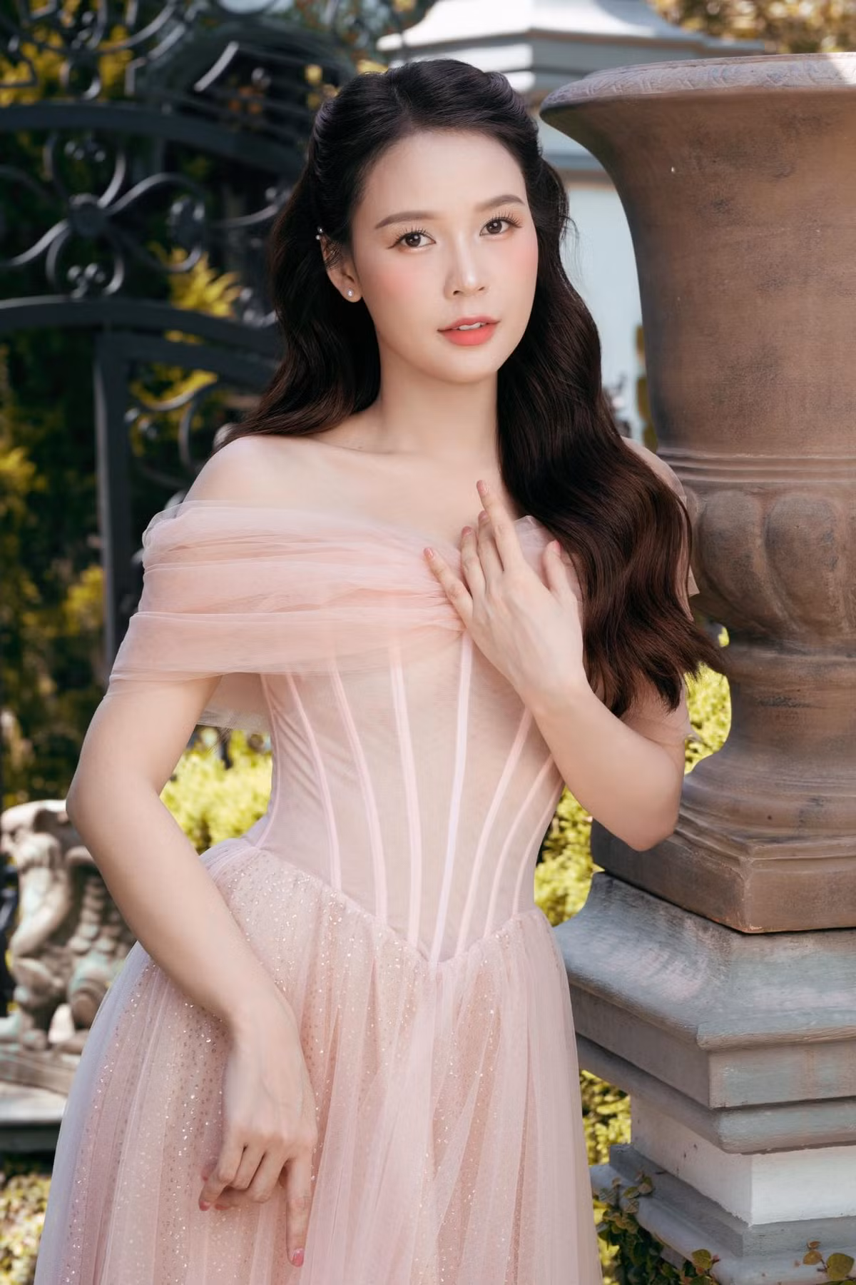 Nhanh chóng, lời quảng cáo của Sam gây ra ý kiến trái chiều. Nhiều người cho rằng Sam quảng cáo “lố” trong khi một số cư dân mạng lại bênh vực người đẹp. Theo tờ Live Strong, một quả táo sống, nặng 138 g cả vỏ, cung cấp 6,3 mg vitamin C. Vì vậy, việc so sánh của nhãn hàng giữa một viên thực phẩm chức năng với 1,3 kg có thể hợp lý. Ảnh: FB Sam.