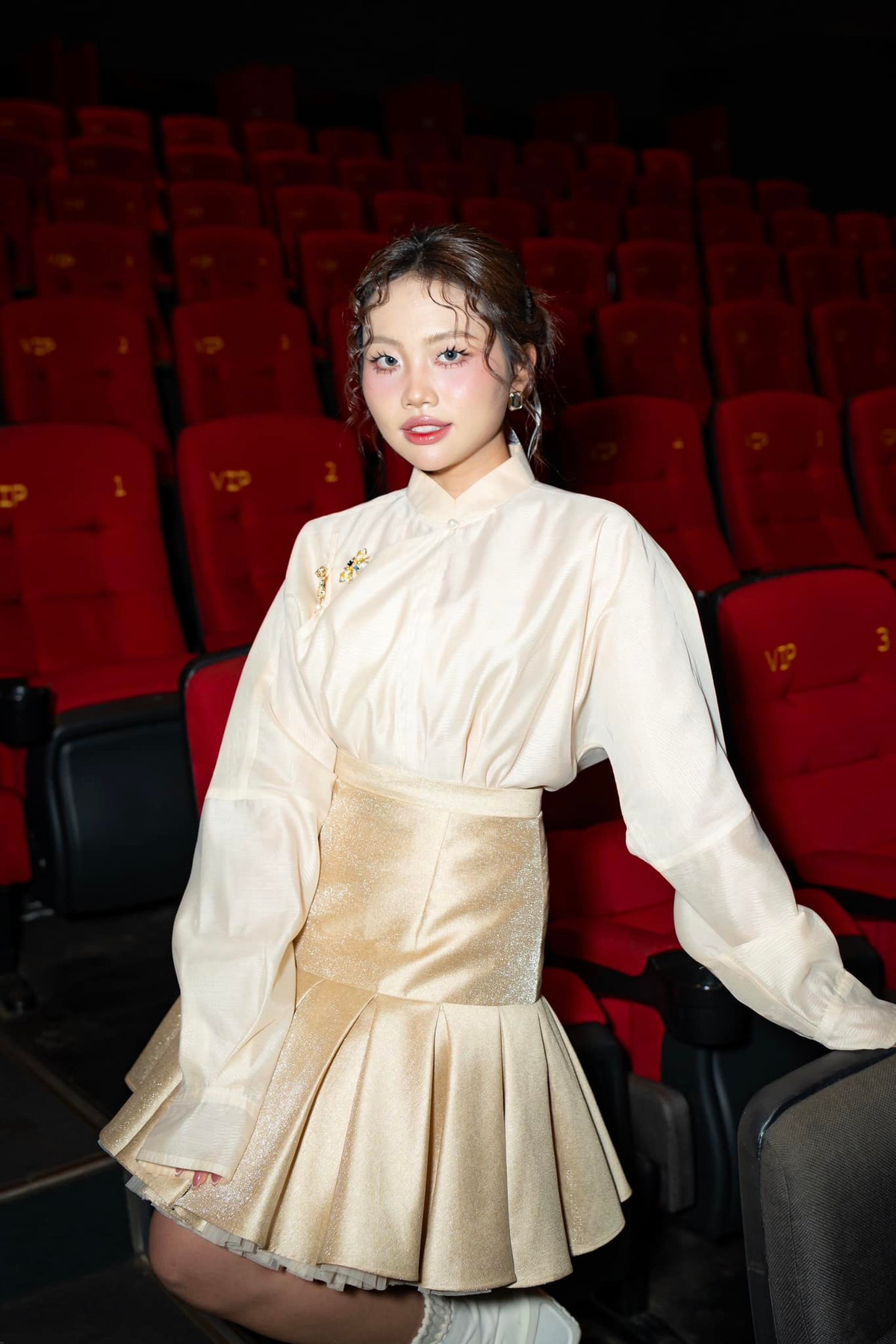 Tháng 6/2021, Phương Mỹ Chi quảng cáo quá lố kẹo ngậm trắng da đến từ Hàn Quốc. Nữ ca sĩ phân trần, cô đã tìm hiểu qua bạn bè về sản phẩm và nhận được phản hồi tốt. Vì tin tưởng vào giấy kiểm định sản phẩm được cung cấp, cô đã bỏ quên những yếu tố khác cũng quan trọng không kém. Ảnh: FB Phương Mỹ Chi.