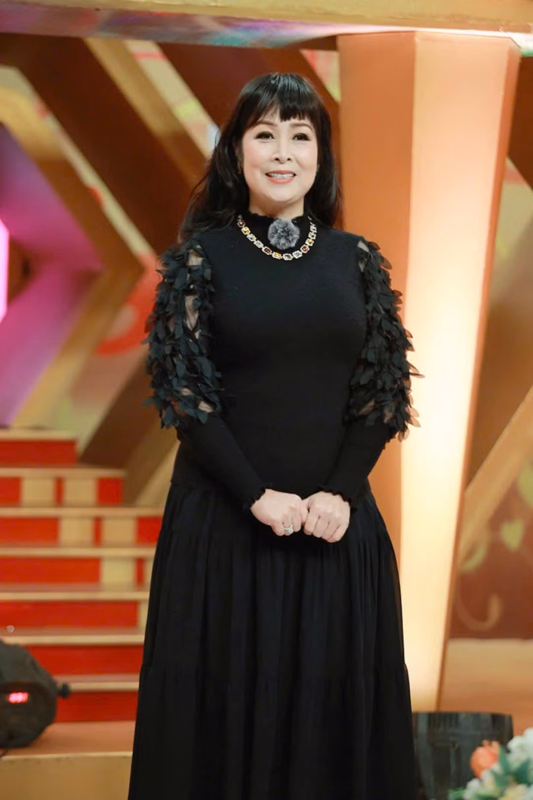 Giữa ồn ào, Hồng Vân thừa nhận, đoạn quảng cáo về một loại viên sủi của cô khiến người xem hiểu lầm sản phẩm là thuốc trong khi đây là thực phẩm chức năng. “Vân xin cúi đầu nhận lỗi vì đã thiếu sót trong việc kiểm tra độ uy tín và cách thức bán hàng của sản phẩm mình quảng cáo”, Hồng Vân nói. Ảnh: FB Hồng Vân.