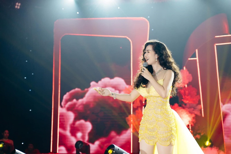 Võ Hạ Trâm vẫn tích cực ca hát. Năm 2023, cô gây chú ý khi MV Về với em được đầu tư 5 tỷ, được nhiều khán giả đón nhận. Ảnh: FB Võ Hạ Trâm.